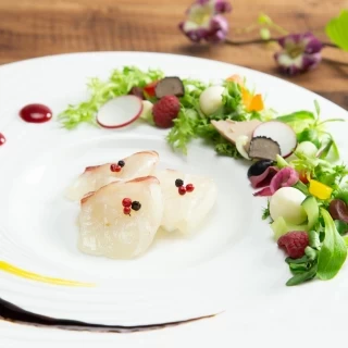 【五感で楽しむ祝宴の始まり】厳選した食材に彩りゆたかなキャストを添えて