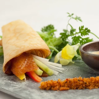 北京ダックとフレッシュ野菜のクレープ包み
