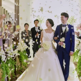 ボディを細く魅せてくれるデザイン、2WAY、3WAYになる表現豊かなドレスが豊富