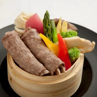 国産黒⽑和⽜ロースと季節野菜の蒸籠蒸しトリュフ⾹る⾹味ソース