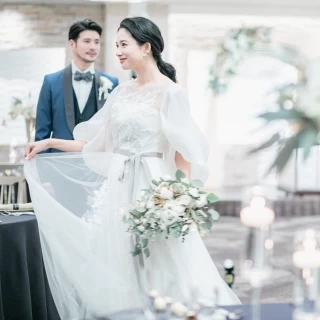 花嫁の洗練された魅力を引き立てる優美なレースやシフォン、オーガンジー、シルクなどの素材を使用した最新ラインを豊富にラインナップ！