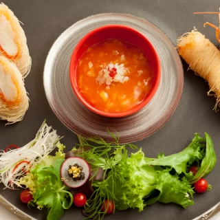 ⾞海⽼とタラバガニのカダイフ巻き チリソース掛け