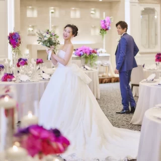 ドレスのデザインにあわせて会場装花とブーケもアレンジ。SNS映えするコーディネートで友達から注目の的に！