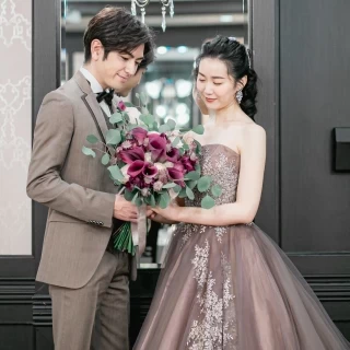 特別に取り寄せているアトリエからはドレスとトータルでデザインされたチョーカーやアクセサリー、コサージュ、ヘア飾り、グローブなどさらなる魅力を加えるアイテムが揃っている