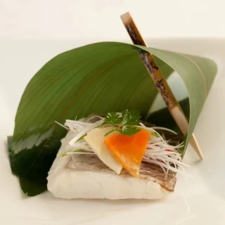 鯛の笹の葉包み紹興酒蒸し上海⾵ソース添え
