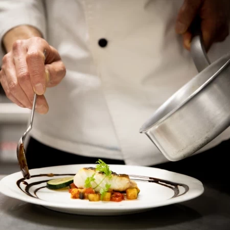 婚礼料理は創作フレンチ・中華・イタリアンからメニューをお選びいただけます。グランシェフが選りすぐりの国内外の厳選食材を使った料理で大切なゲストをおもてなしします。