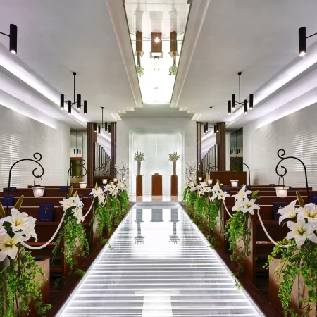 白い光のバージンロードが印象的なチャペル。希望によりアイルランナーを入れてアットホームな雰囲気作りを！