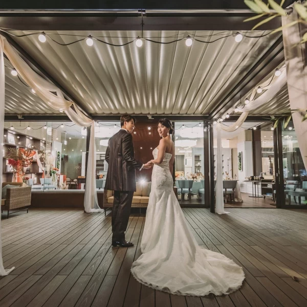 ガーデンテラスでナイトタイムにはキャンドルの明かりに包まれるナイトウェディングも叶います。