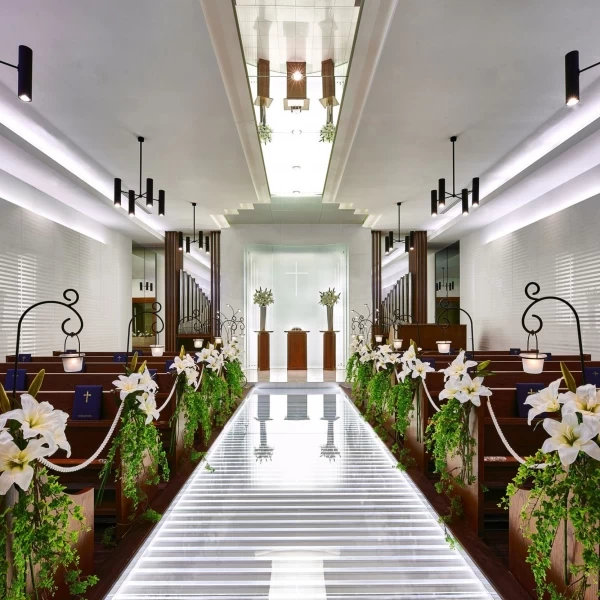 白い光のバージンロードが印象的なチャペル。希望によりアイルランナーを入れてアットホームな雰囲気作りを