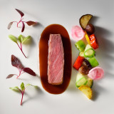総料理長と生産者との対話や信頼関係から、その時季最高の食材で生み出す特別メニュー。
