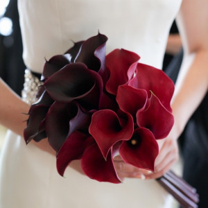 花嫁をより美しく魅せるウエディングブーケ。ドレスや会場装花にあわせて、フラワーデザイナーが創り上げます。|パーク ハイアット 東京の写真(1138327)