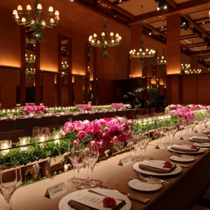 上品な色合いのローズをロングテーブルに|パーク ハイアット 東京の写真(621428)