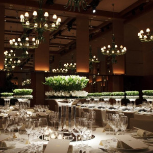 白とグーリーンの清楚なコーディネートが映えるヴェネシアンルーム|パーク ハイアット 東京の写真(405491)