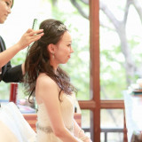 ヘアメイクリハーサルから当日まで、専属のヘアメイクがサポートします。
新婦様のイメージやリクエストを美しく仕上げていきます。