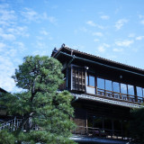 80年余り続く木造建築。どっしりと構える風格と、どことなくホッとする様な邸宅内は幅広いゲストのくつろぎを演出します。