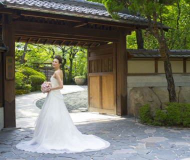 重厚感のある門をバックに、美しい一枚を。石畳に広がるウエディングドレスのドレーンは、新婦様をより美しくひきたてます。