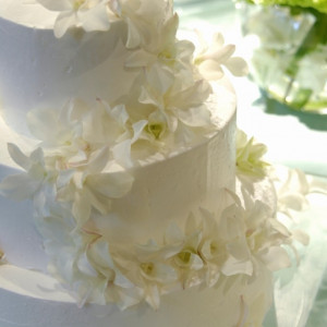 ウエディングケーキも会場コーディネートの一部。生花を添えるとより一層会場内が華やかになります。|THE GARDEN PLACE SOSHUEN（ザ・ガーデン・プレイス 蘇州園）の写真(954014)