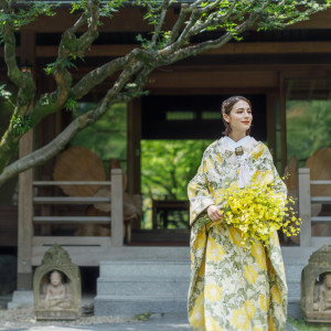 くすみイエローの和装に繊細な刺繍。イエロー×小花のブーケと組紐小物で、庭園に調和する上品な色合わせ。|THE GARDEN PLACE SOSHUEN（ザ・ガーデン・プレイス 蘇州園）の写真(56167524)