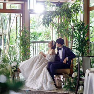 太陽の光が差し込む「THE GARDEN ROOM」メインテーブルをソファにして、おふたりとゲストの距離感を近くに感じるパーティーシーン。|THE GARDEN PLACE SOSHUEN（ザ・ガーデン・プレイス 蘇州園）の写真(55663835)