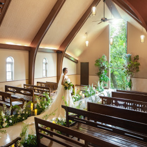 三角屋根の天井は、ゲストの祝福と讃美歌の歌声が響く感動的な空間を創り出します。|THE GARDEN PLACE SOSHUEN(ザ・ガーデン・プレイス 蘇州園)の写真(7308677)