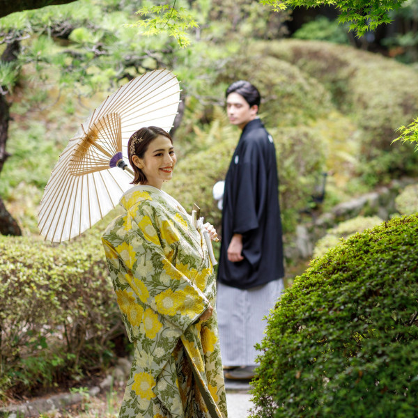 ★和装でのお写真と四季折々の庭園が映えて印象的に。前撮りもオススメですよ。