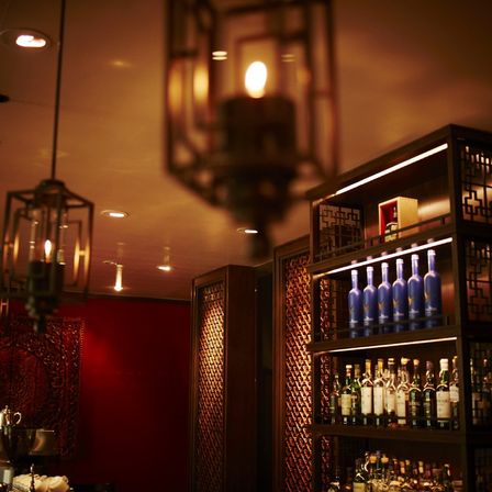 ガーデンルームの待合スペース。BARの雰囲気は男性ゲストにも喜んでもらえそう。|THE GARDEN PLACE SOSHUEN（ザ・ガーデン・プレイス 蘇州園）の写真(858365)