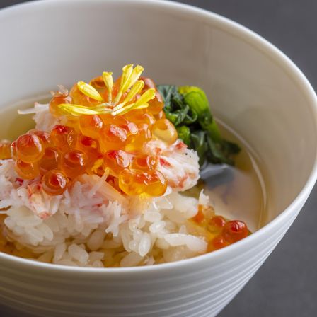 華やかな具材と彩り豊かな薬味が並ぶお茶漬け。見た目にも楽しく、出汁の香りが食欲を誘う、特別感あふれるおもてなしの一皿。|THE GARDEN PLACE SOSHUEN（ザ・ガーデン・プレイス 蘇州園）の写真(55664744)