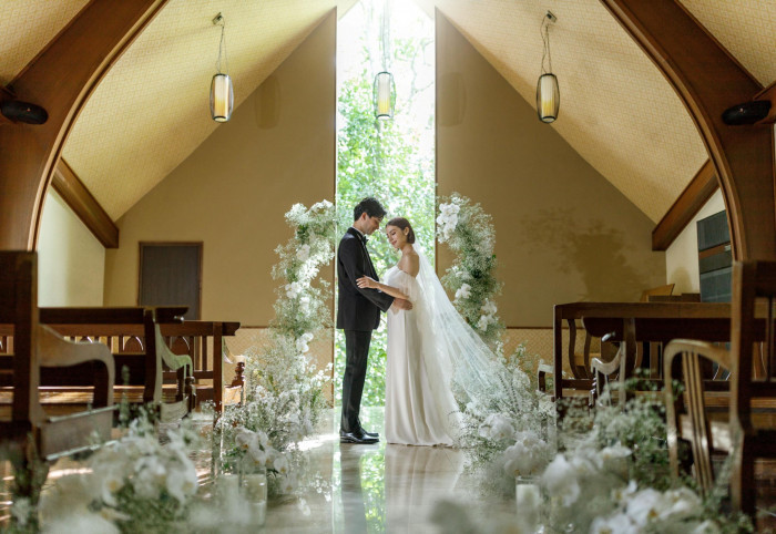 自然光の入るチャペルで身近なゲストと温かなセレモニーを。