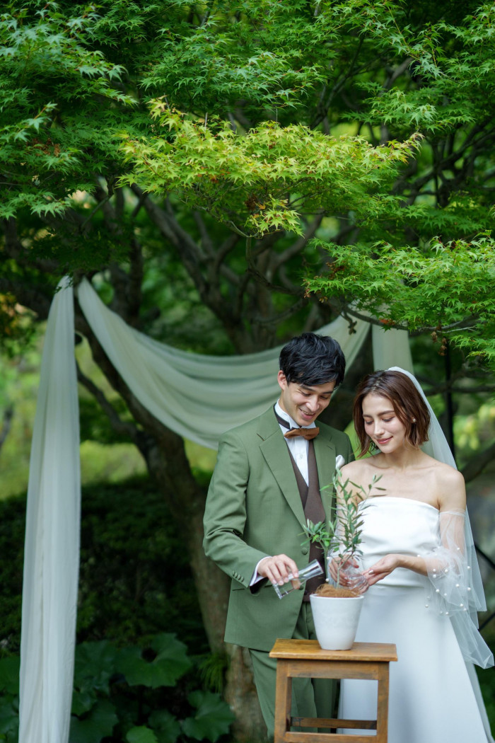 森の中での結婚式は、ゲストもリラックスした空気間のセレモニーに。