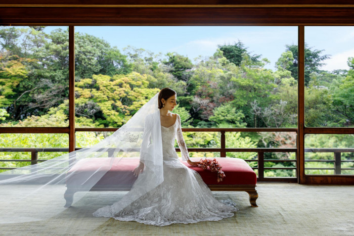 庭園をバックに。