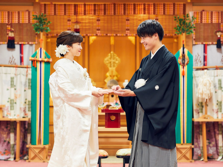 日本伝統の神前式で誓う