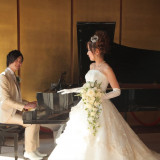 ロビーに設置されているグランドピアノ。新郎新婦が自らピアノの演奏をして皆さまにウェルカムの気持ちを伝えてはいかが?