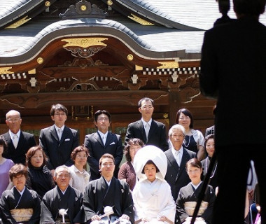 挙式後は、拝殿をバックに集合写真も