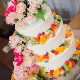 オリジナルウエディングケーキ♪生花を飾って♪