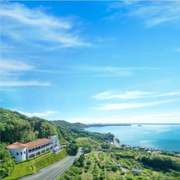 小高い丘の上にある会場