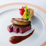 国産牛フィレ肉のステーキにフォアグラの西京焼を添えて
