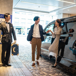 お車寄せで乗降可能。新郎からのエスコートを受けて。|ホテルアソシア静岡の写真(14520534)