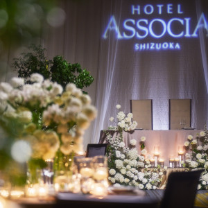 天井高のある会場ならではのコーディネート|ホテルアソシア静岡の写真(53795902)