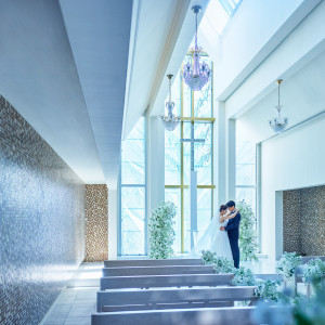 クリスタルのシャンデリアが無垢で優美な誓いの瞬間を演出します|ホテルアソシア静岡の写真(53795711)