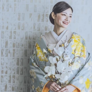 和装でもブーケを持って華やかに