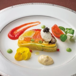 富士山サーモンと野菜のテリーヌ キャビア添え トマトクーリソース