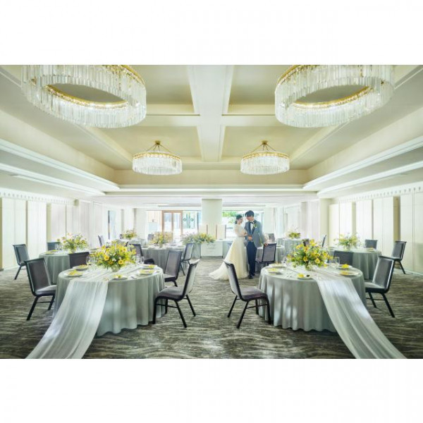 プラン限定特典
「披露宴会場50％割引」