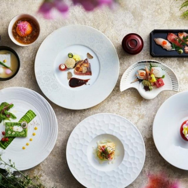 お箸で食べられる和洋折衷コースが人気！