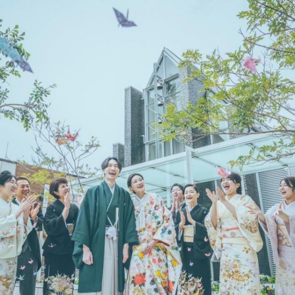 和装もドレスも豊富な衣裳よりお選びいただけます