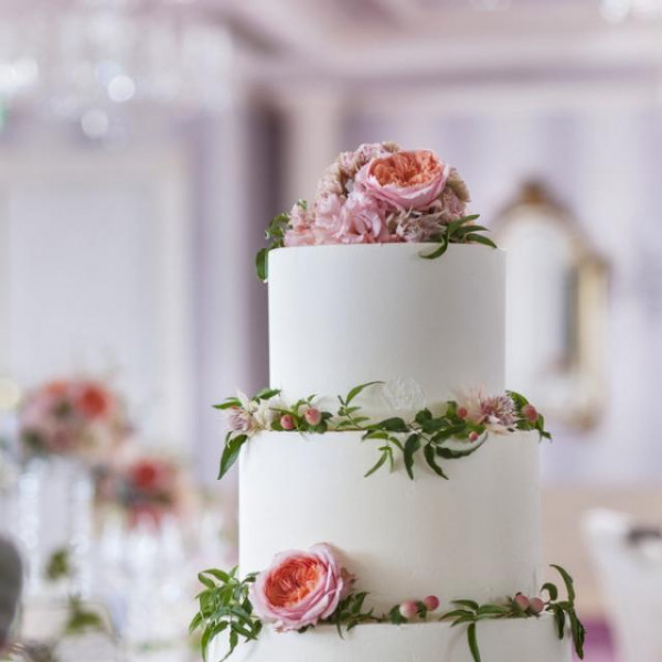ホテルパティシエが手掛けるウエディングケーキ