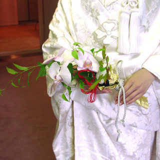 白無垢の手元に「和ブーケ」を・・・。

色打掛やお引き摺りには柄に合わせたお花を添えて。