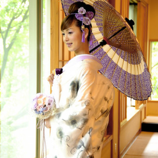 和装小物に和傘は必須アイテム。
定番の赤色だけでなく、涼しげなデザインもご用意しております。