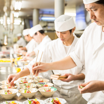 おもてなしの要であるお料理には、料亭浮月楼の自慢の懐石料理をご提供いたします。