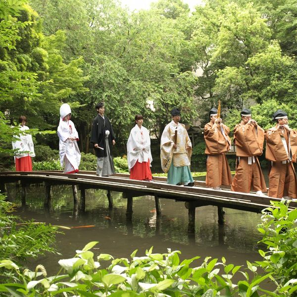 厳かに雅楽の演奏に導かれ、執り行われる神前挙式。|浮月楼の写真(417057)