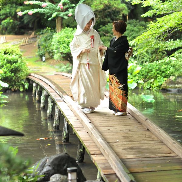 黒留袖のお母様と白無垢の新婦。|浮月楼の写真(419575)
